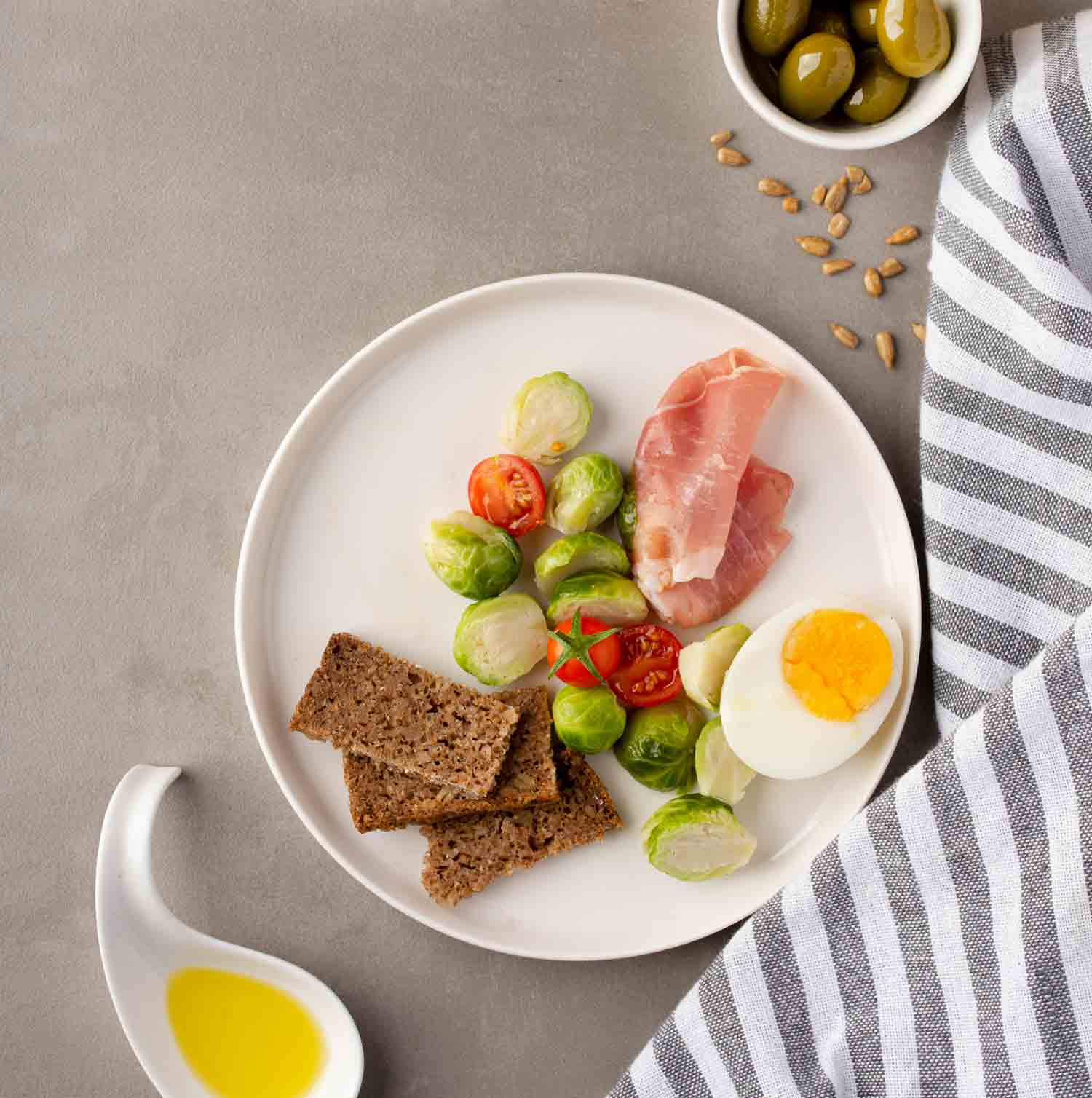 plato con pan integral, verduras, huevo y fiambre de dieta keto. 